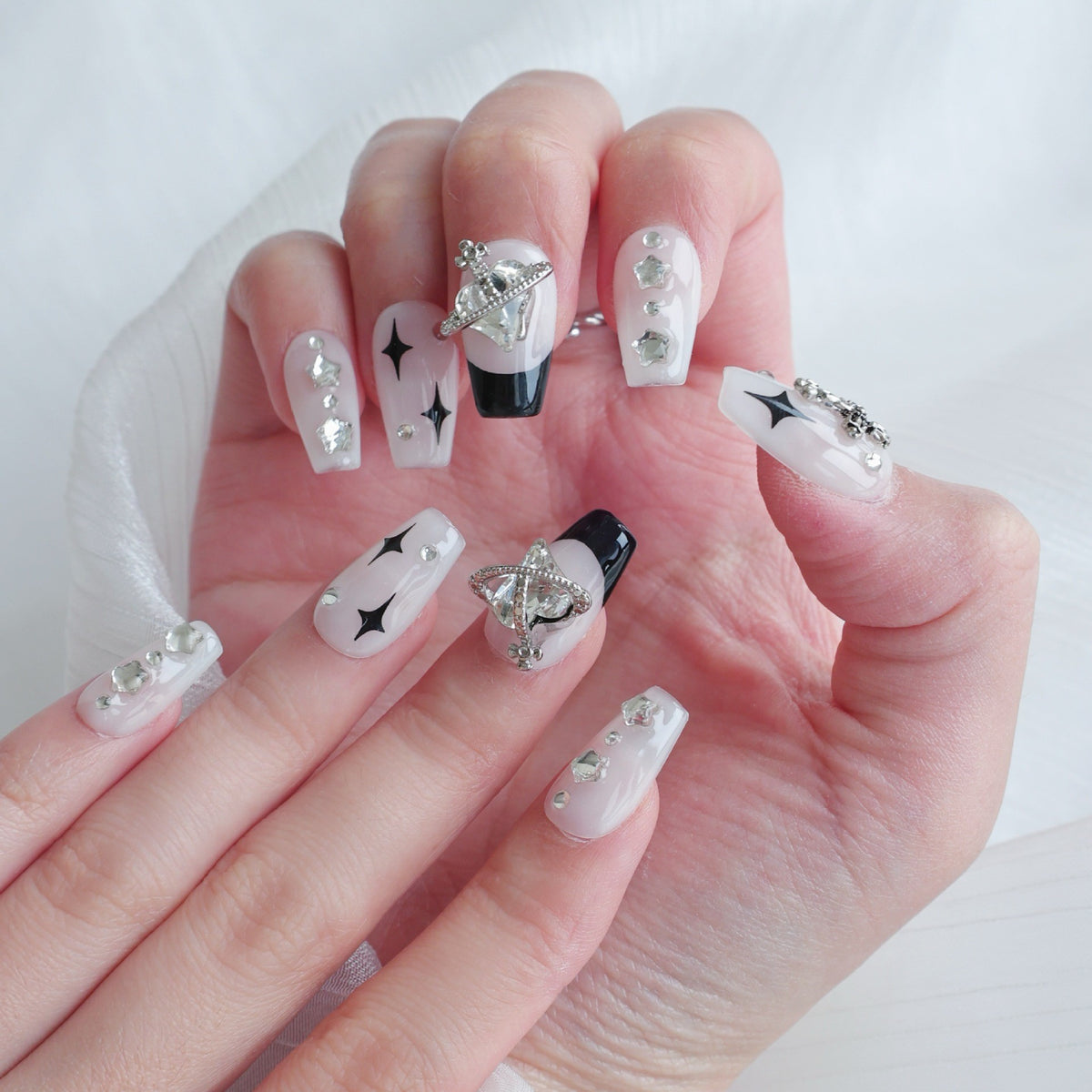Dekorativer Press-On Nagelkunstset mit Kreuzdesigns