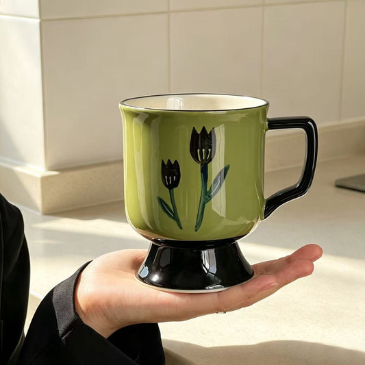 Keramik-Tasse mit Fuß und handbemaltem Tulpenmotiv