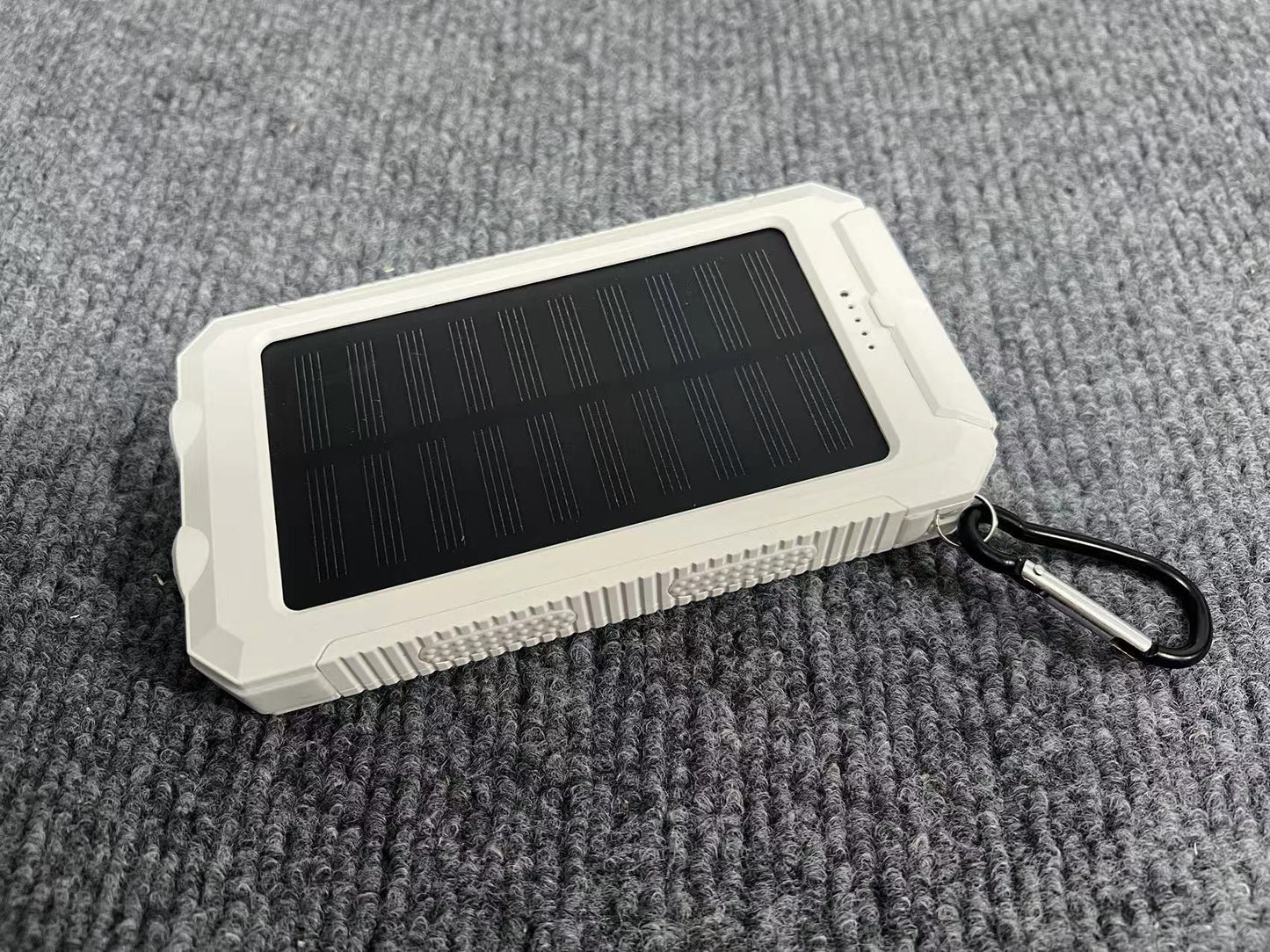 Tragbare Solar-Powerbank mit Integrierter Ladesteckerfunktion Brehn