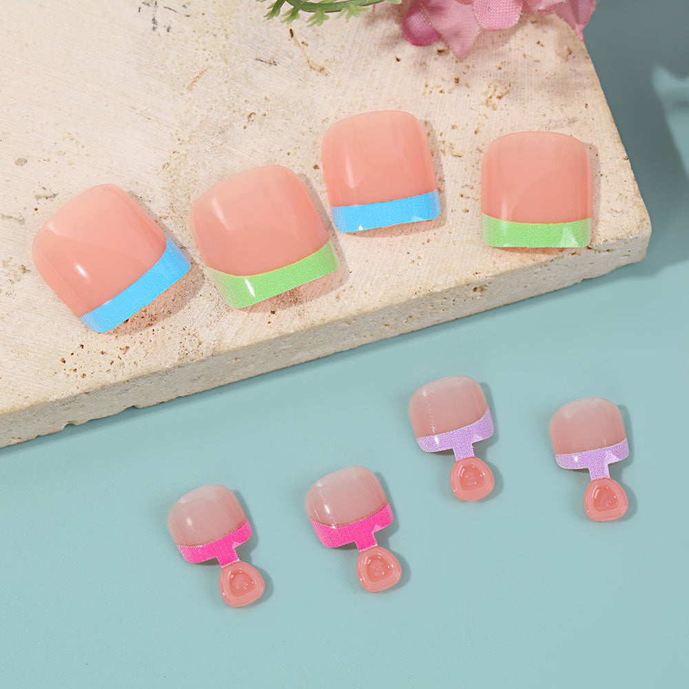 Kreatives Nagelset mit bunten Kunstnägeln Brehn