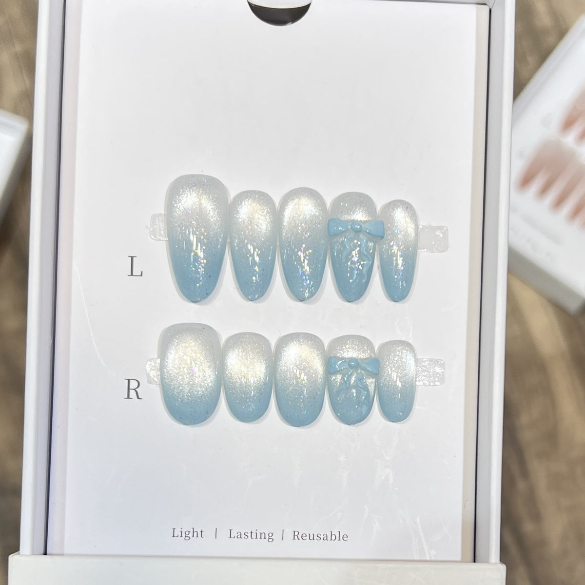 Glänzendes Press-On Nagelkunst-Set mit Schleifenakzenten Brehn