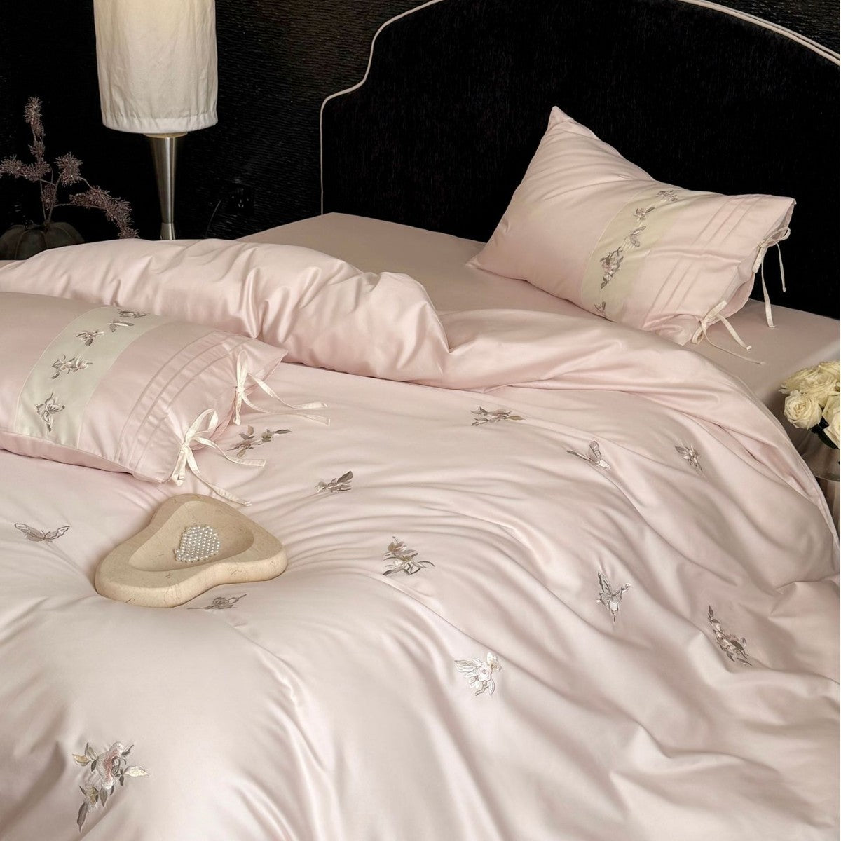 Luxuriöses Satin-Bettwäscheset mit bestickten Blütenapplikationen und Nackenrolle Brehn