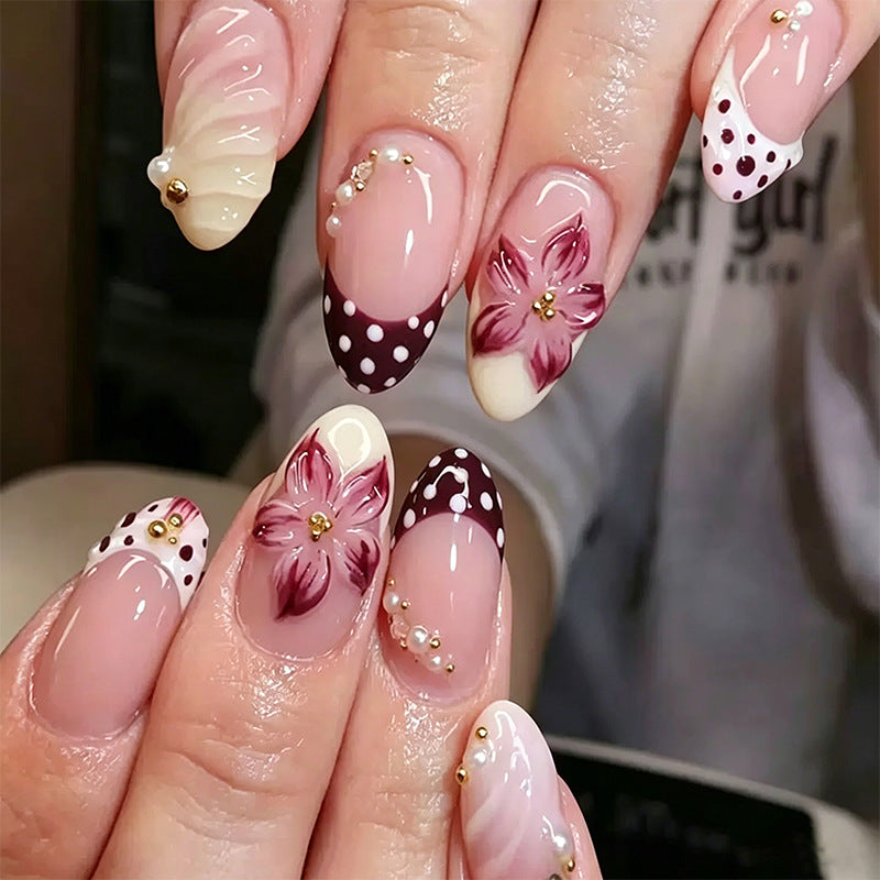 Elegantes Kunstnägel Set mit floralen Akzenten Brehn