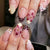 Elegantes Kunstnägel Set mit floralen Akzenten Brehn