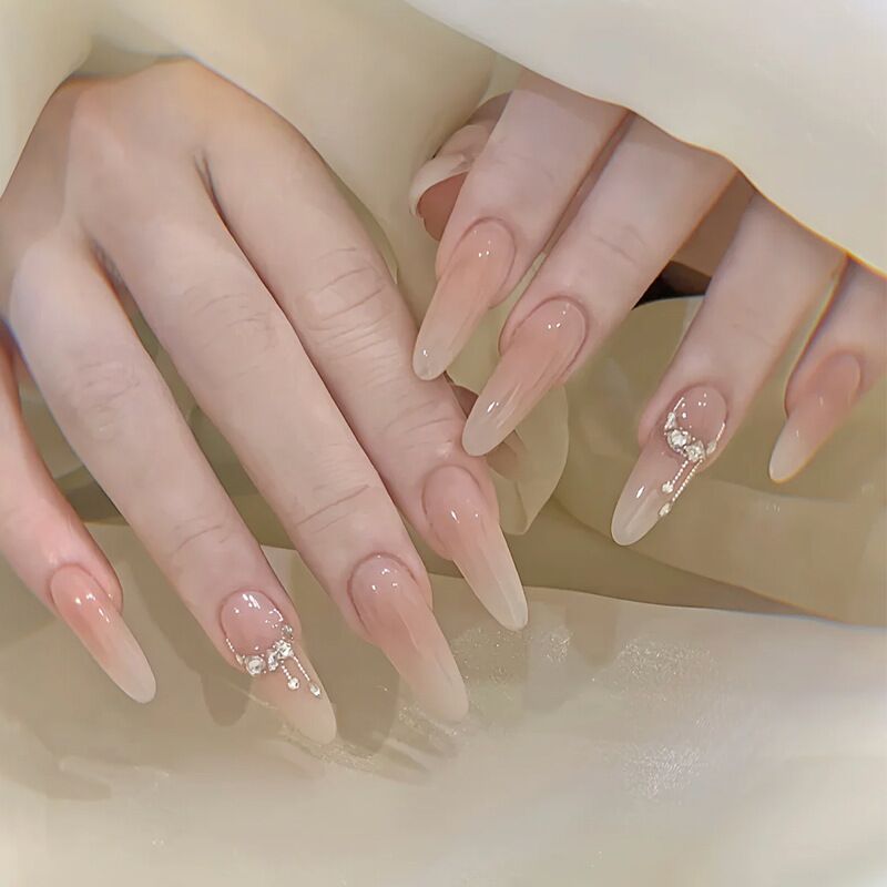 Blumeninspiriertes elegantes Nageldesign zum Aufkleben Brehn
