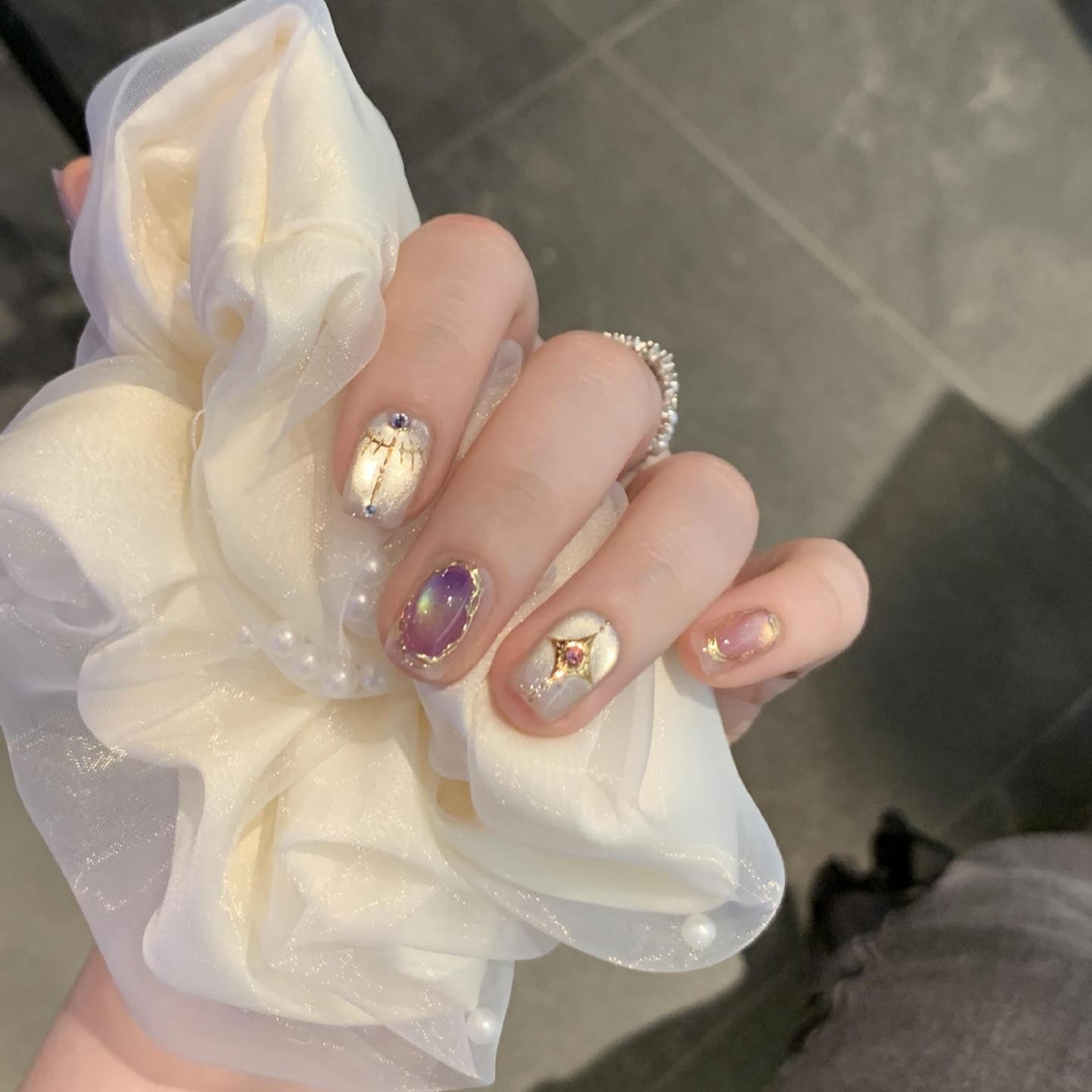 Elegante Kunstnagelset mit Glamourösen Strass- und Glitzerdetails Brehn