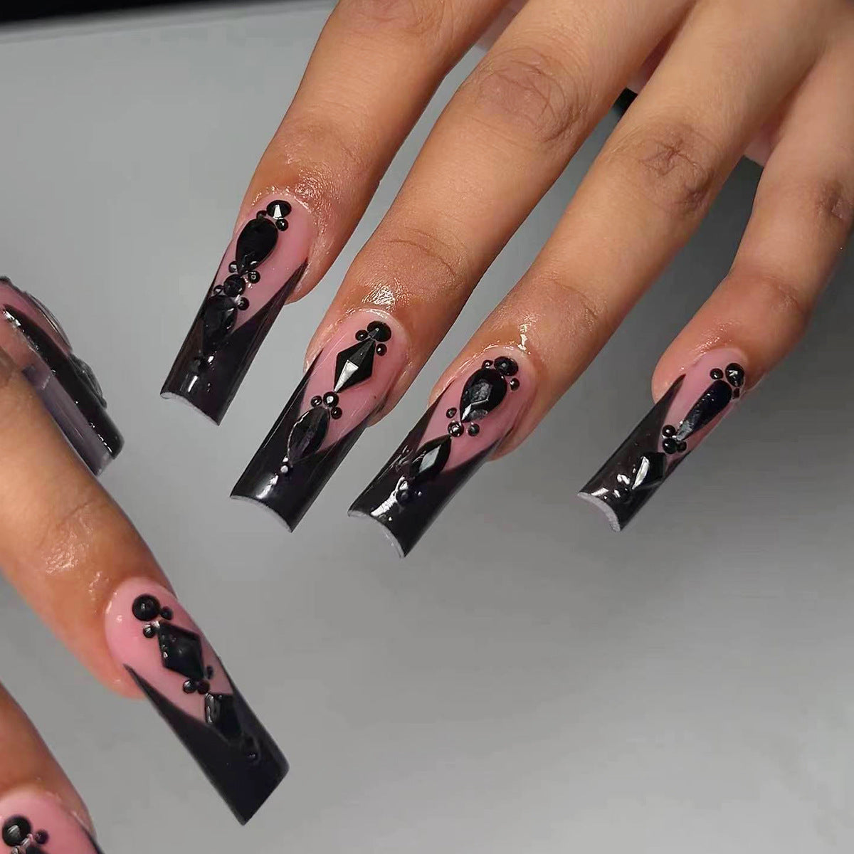 Elegante Kunstnägel mit 3D-Verzierungen Brehn