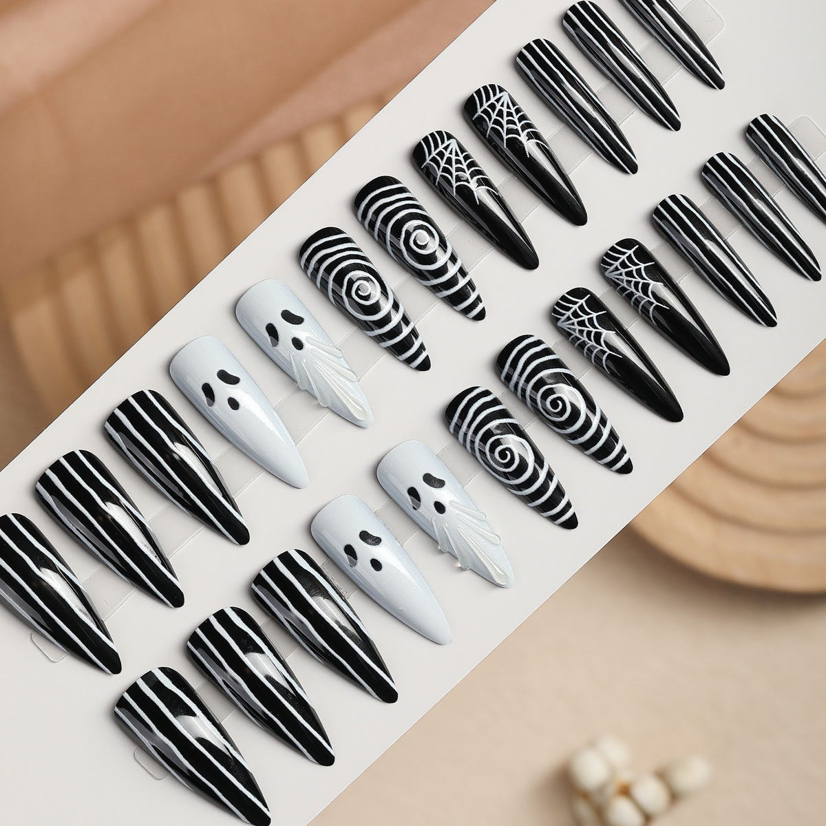 Kreatives Kunstnagelset mit gruseligen Motiven Brehn