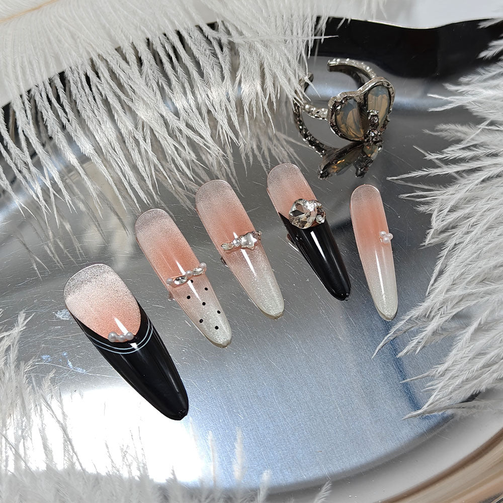 Elegante Stiletto Kunstnägel mit Funkelnden Strassdetails Brehn