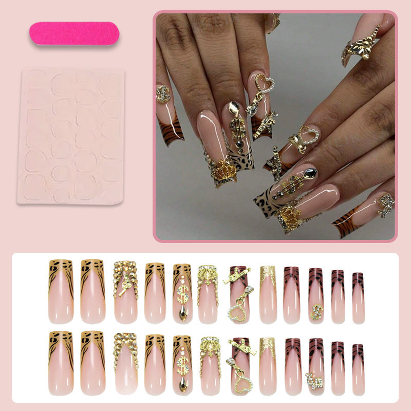 Kunstnagelset mit eleganten goldenen und tierischen Verzierungen Brehn