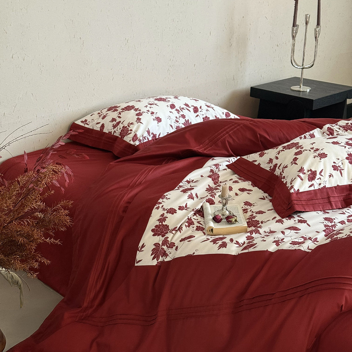 Luxuriöses Baumwoll-Bettwäsche-Set mit floralem Print und Kissenbezügen