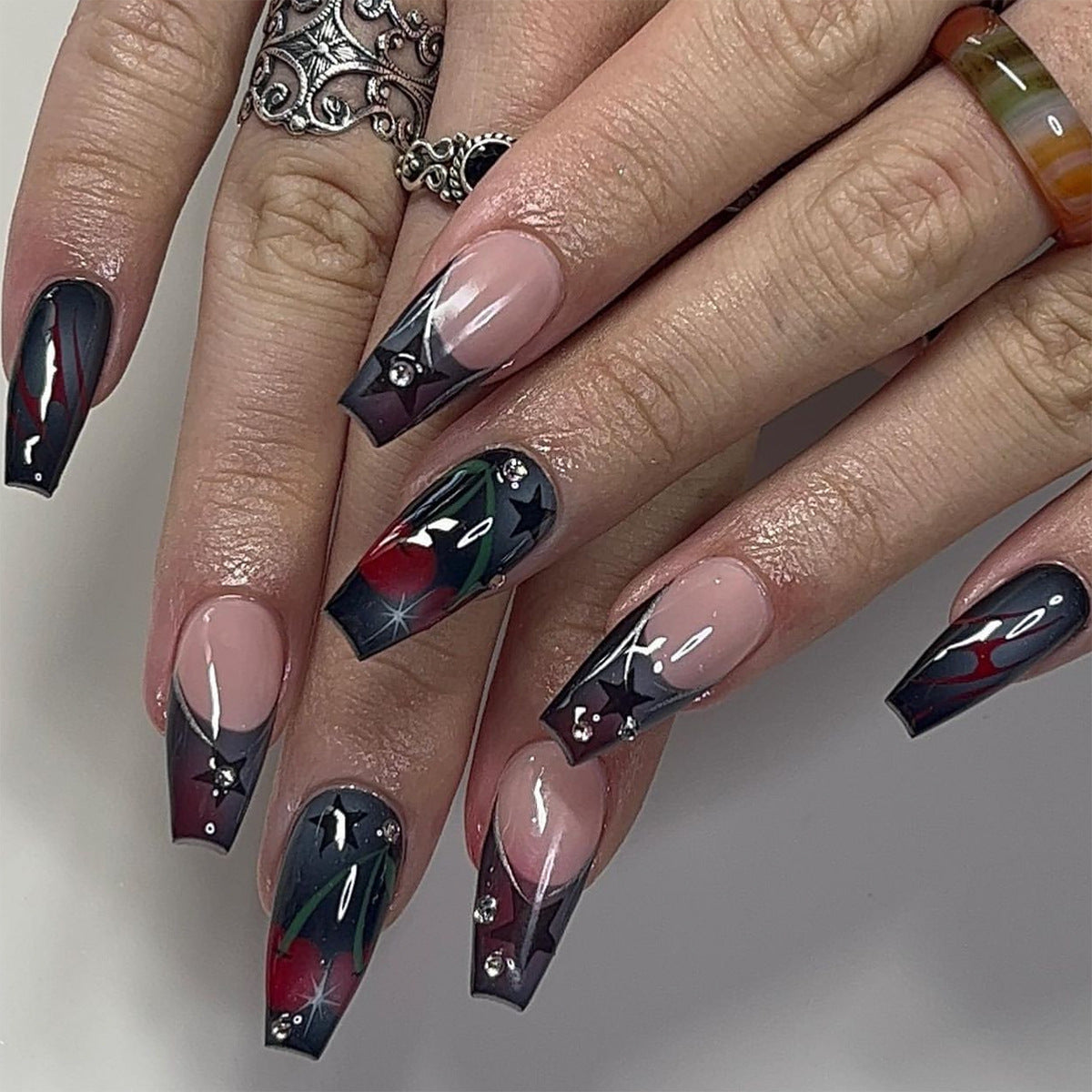 Kunstvolle Nagelkunst mit eleganten Glitzerakzenten und floralem Design Brehn
