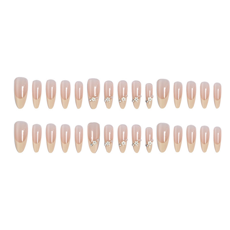 Kunstnagelset mit eleganten Spitzen und funkelnden Applikationen Brehn
