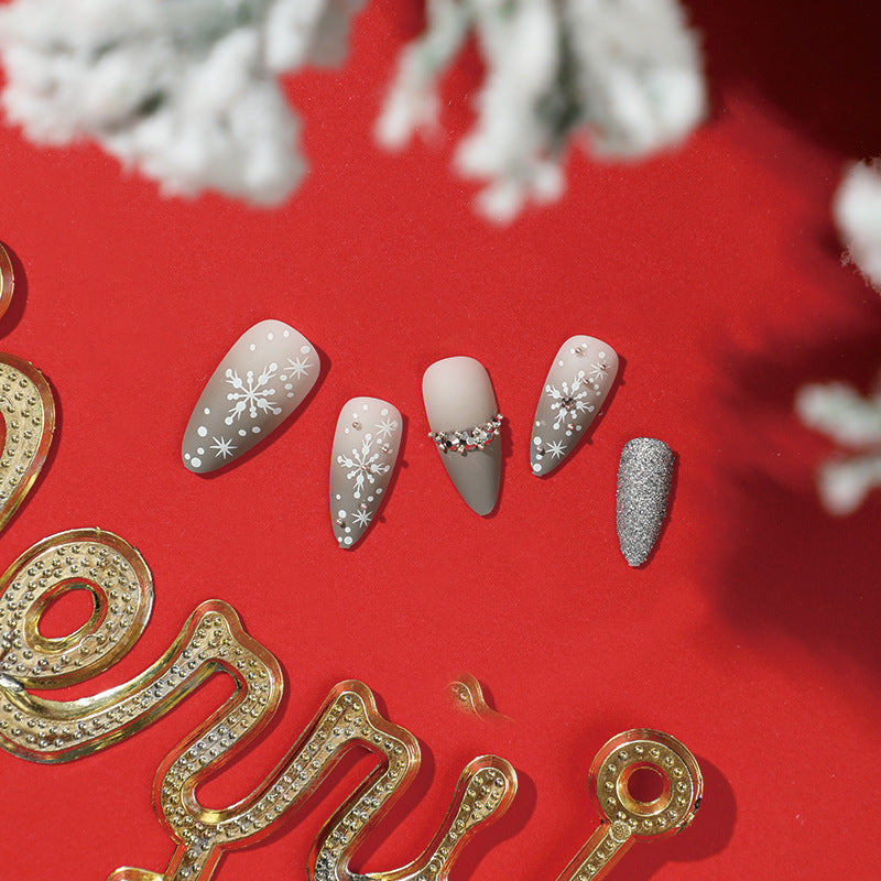 Glamouröse Nagelkunst mit Schneeflocken-Design Brehn