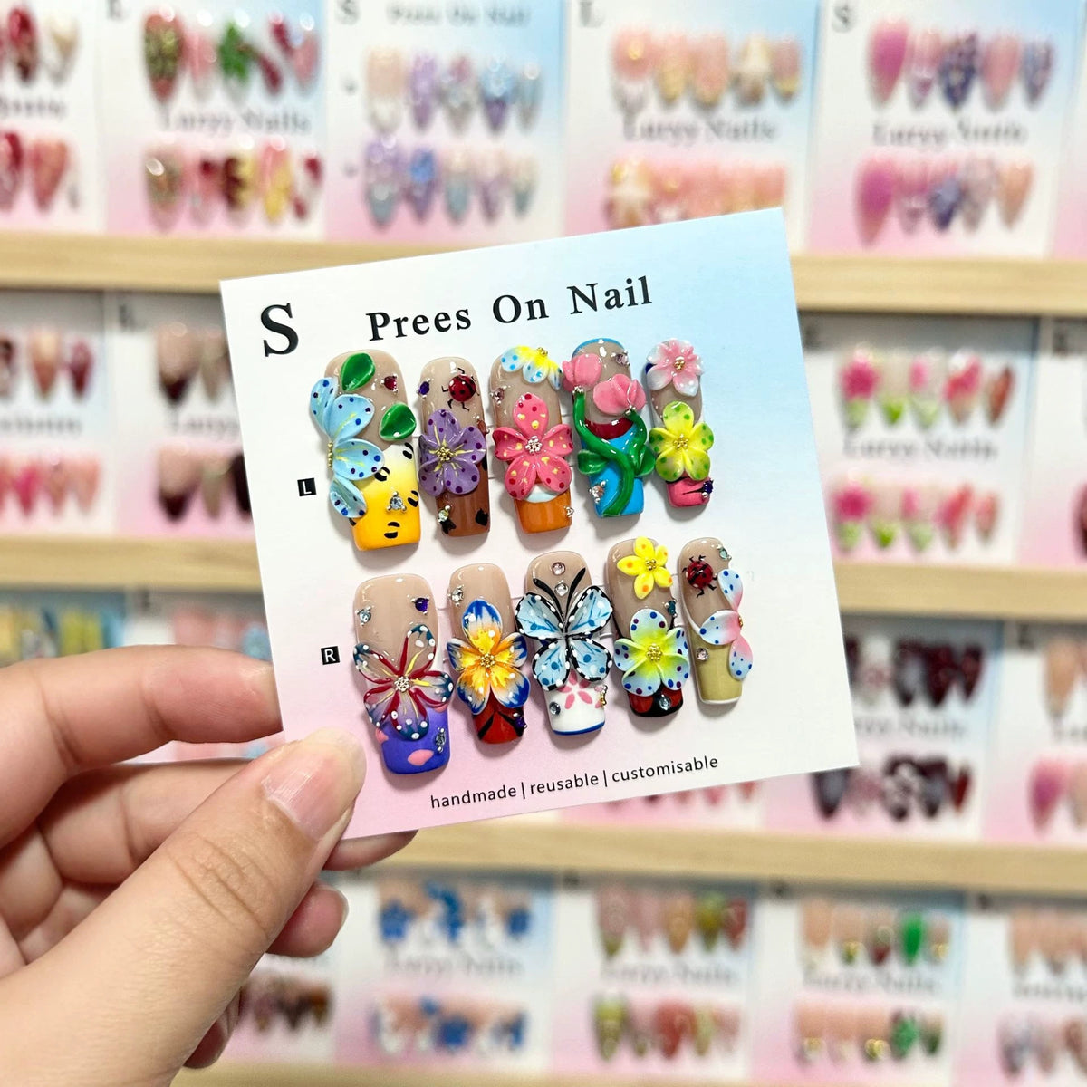 Künstlerisches Press-On Nagelkunstset mit lebhaften Blumen- und Schmetterlingsdesigns
