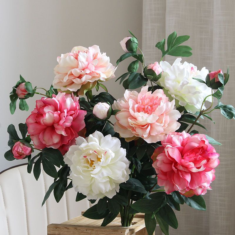 Lebensechte Pfingstrosen-Blumenarrangement