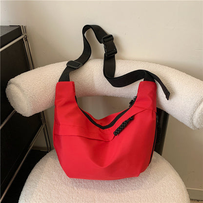 Lässige strukturierte Schultertasche