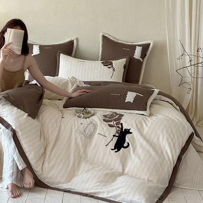 Bestickte Baumwollsatin Bettwäsche Set mit gesteppten Kissenbezügen und verspielter Katzen- & Rosenapplikation