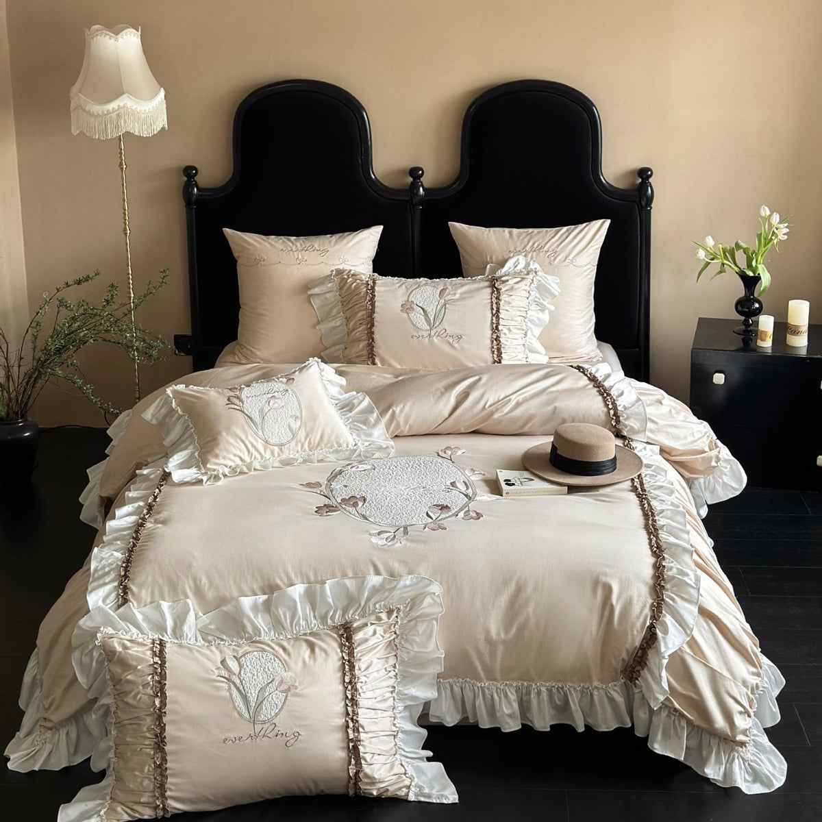 Romantisches Rüschensatin-Look Bettwäsche-Set mit gepolstertem Blumenmedaillon & Rüschenkissenbezügen