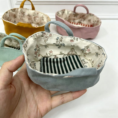 Miniature Leinenpuppe Bucket Hat mit floralem Futter und Trageschlaufe oben