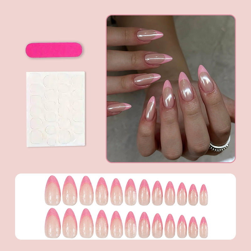 Kunstnagelset mit eleganten spitzen Formen und glänzenden Akzenten Brehn