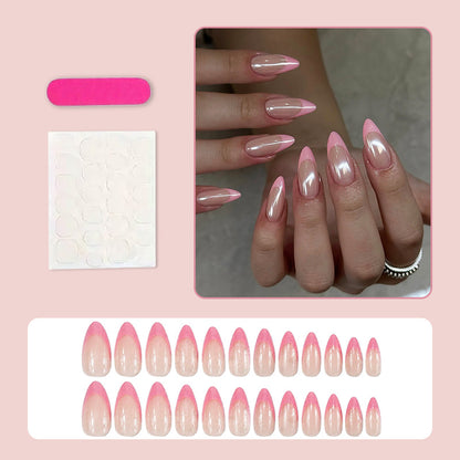 Kunstnagelset mit eleganten spitzen Formen und glänzenden Akzenten Brehn