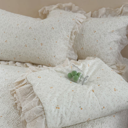 Gesteppte leichte Blumencotton-Bettdecke mit Rüschensaum und wendbarem Design