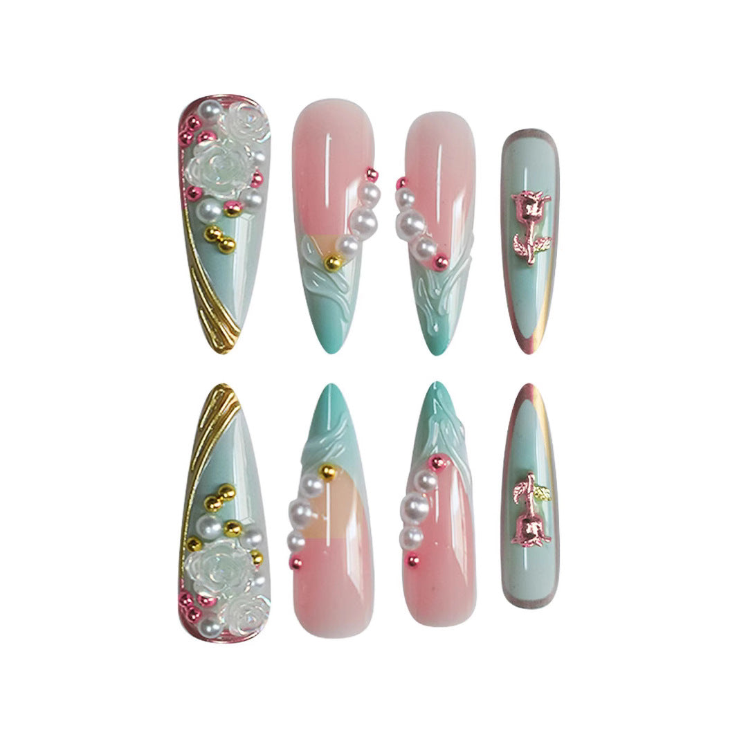 Luxuriöse Stiletto-Nagelverzierung mit floralen Akzenten Brehn