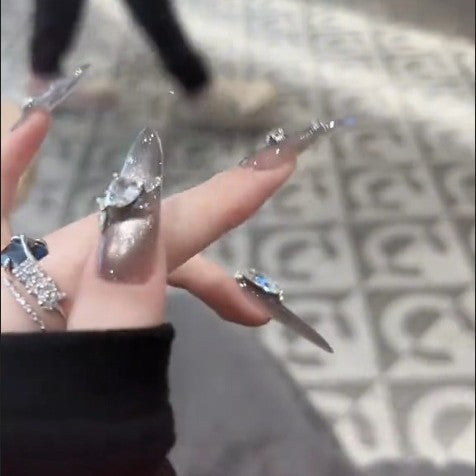 Glamouröse Kunstnägel mit Strassakzenten Brehn