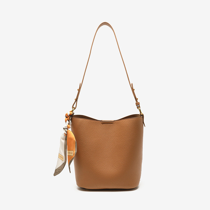 Texturierte Leder-Eimer-Tasche Brehn
