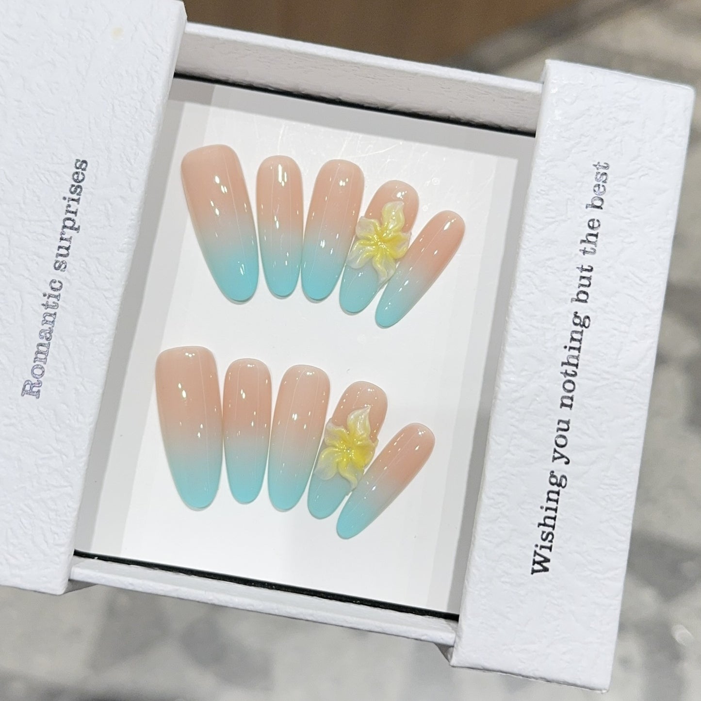 Kunstnägel mit Zauberhaftem Ombre-Effekt und Floralen Akzenten Brehn