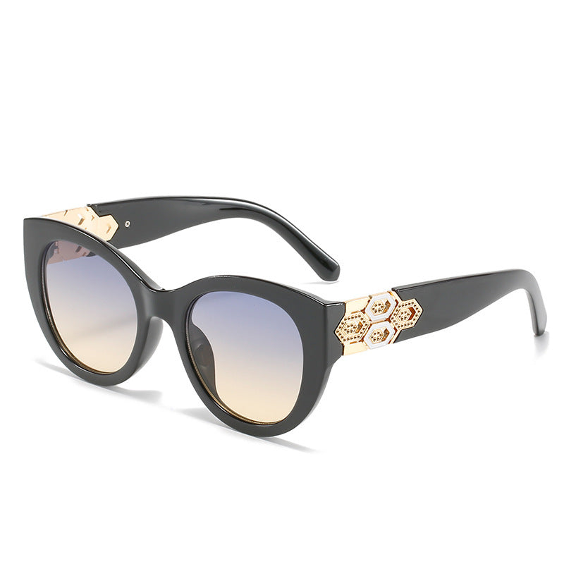 Modische Cat-Eye-Sonnenbrille mit dekorativen Akzenten Brehn