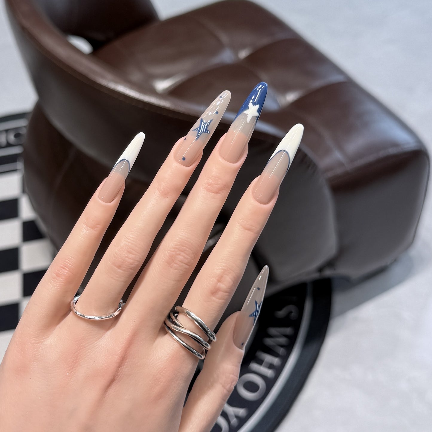 Künstlerisches Stiletto Druck-Nagelset mit himmlischem Design Brehn