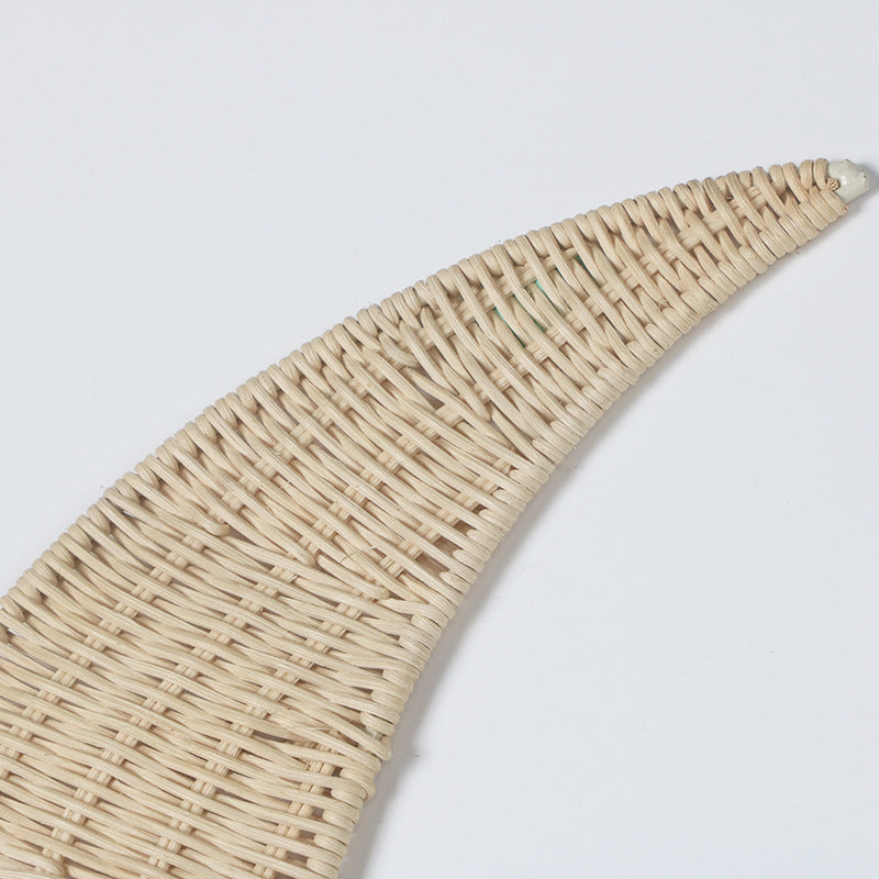 Wanddekoration aus handgewebtem Rattan im Monddesign Brehn