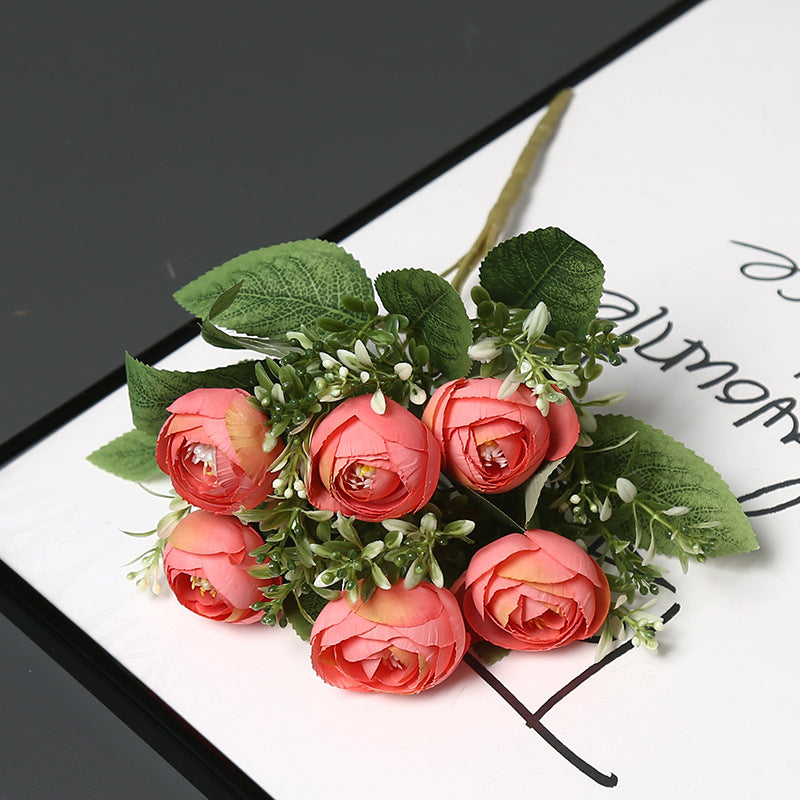 Dekorative Blumenarrangement für die Innendekoration