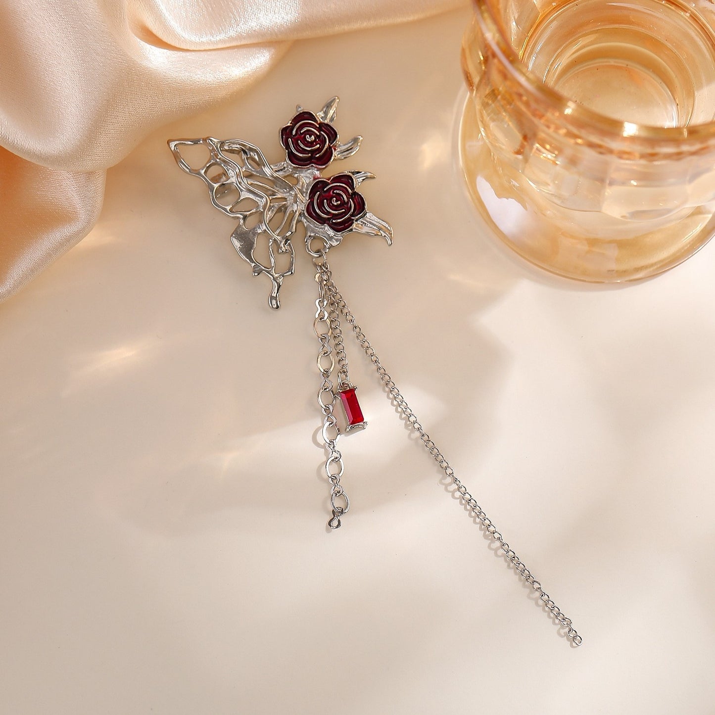 Elegante Brosche mit Blumen- und Kettenmotiv Brehn