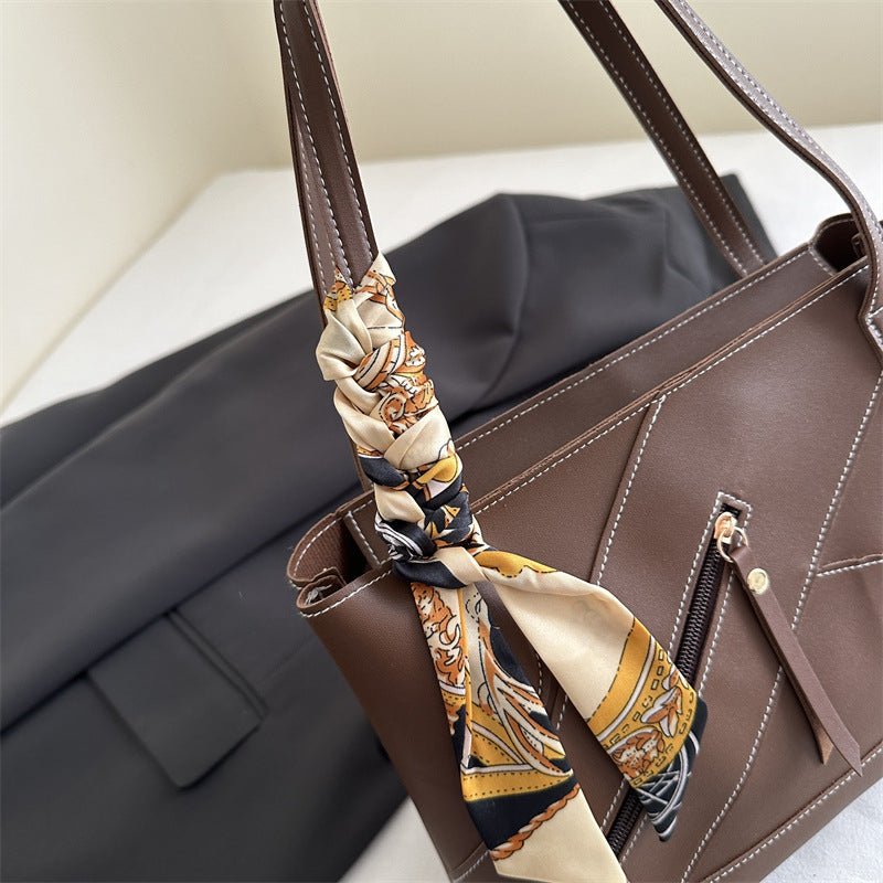 Modische Tote-Bag mit dekorativem Schal