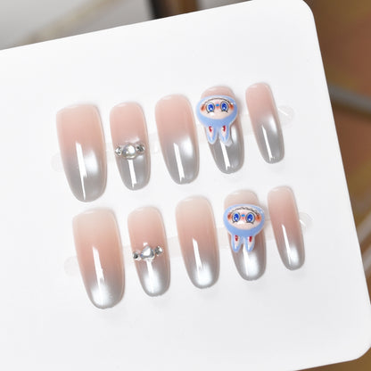 Künstlerisches Nageldesign mit dekorativen Elementen Brehn