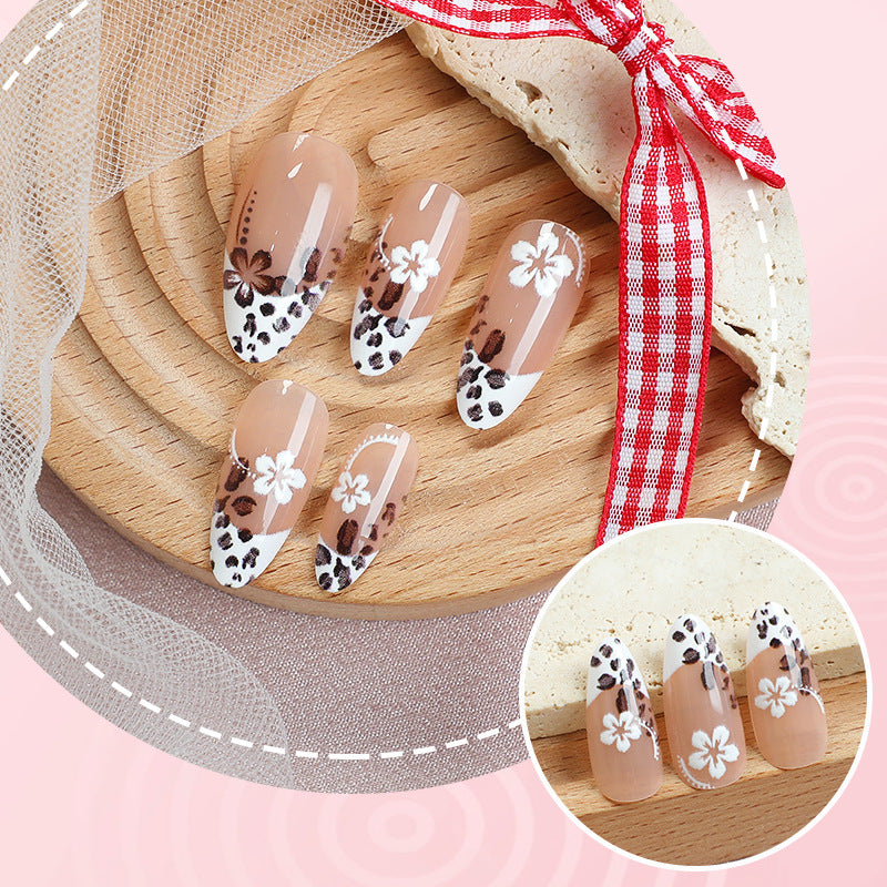 Künstlerisches Press-On-Nagelset mit Floral- und Leopardenmotiv Brehn