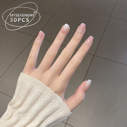 Glänzendes Druck-Nagel-Set mit eleganten französischen Spitzen Brehn