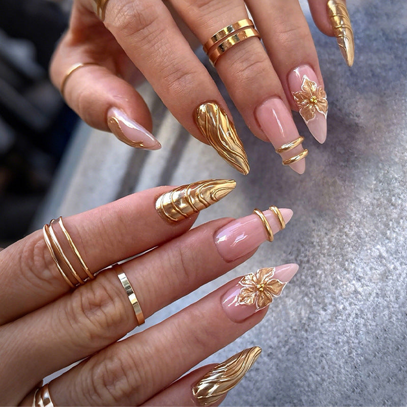Kunstnagelset mit goldenen Verzierungen und eleganten Formen Brehn