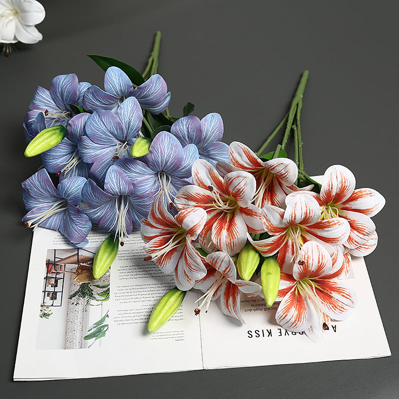 Realistischer lebensnaher Lilienblumenstrauß