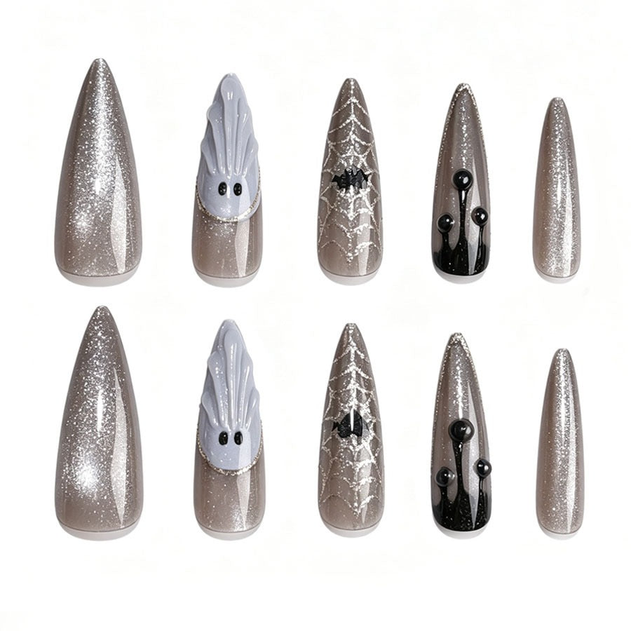 Kunstnagelset mit glamourösen Metallic-Elementen und filigranen Details Brehn