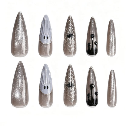 Kunstnagelset mit glamourösen Metallic-Elementen und filigranen Details Brehn