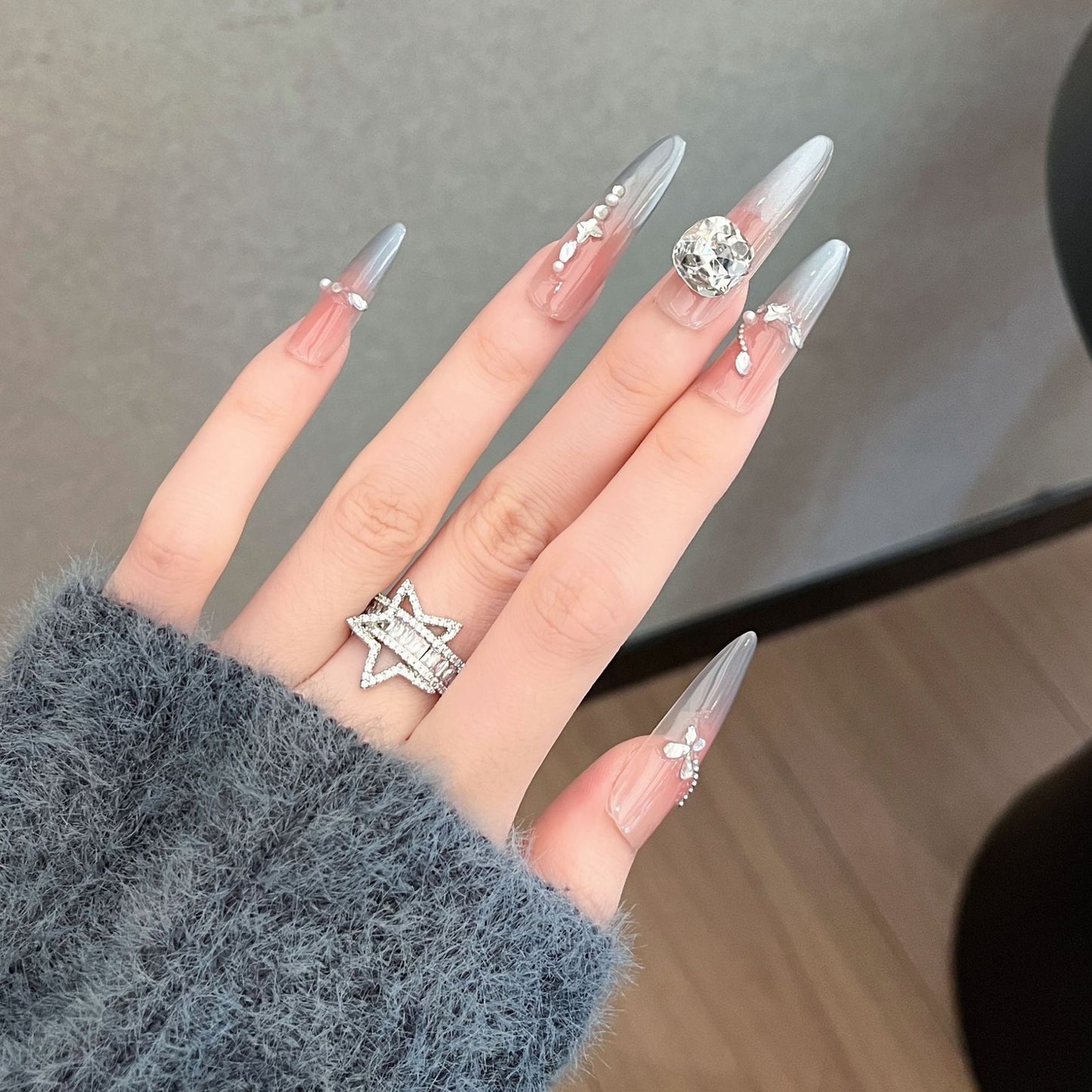 Dekorative mit Kristallen verzierte lange Stiletto Press-On Nägel Brehn