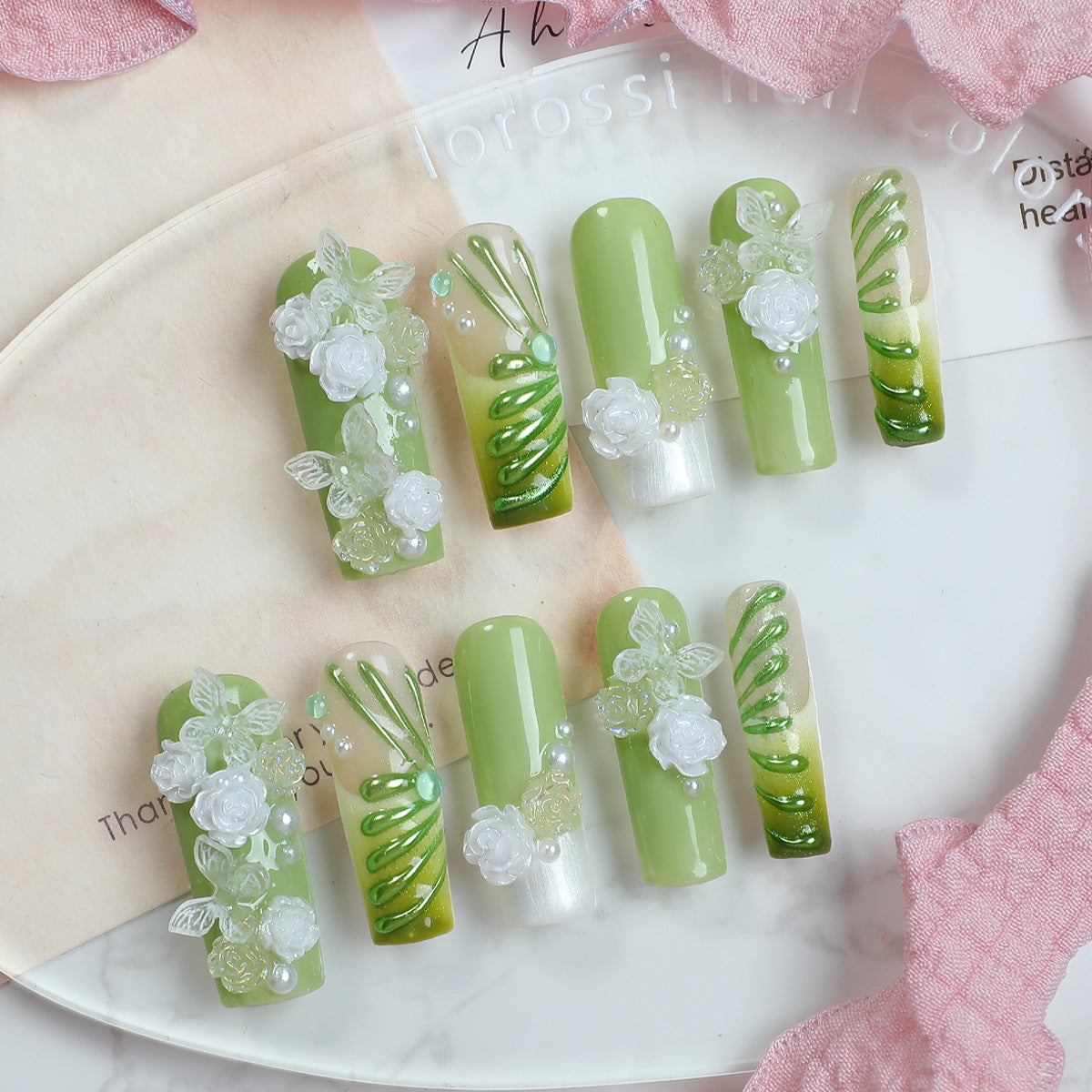 Kreatives Nagelset mit floralem Design und filigranen Akzenten Brehn