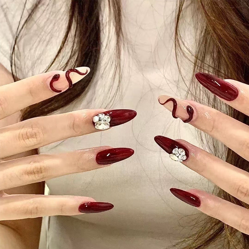 Elegante Druck-Nageltips mit goldenen Akzenten Brehn