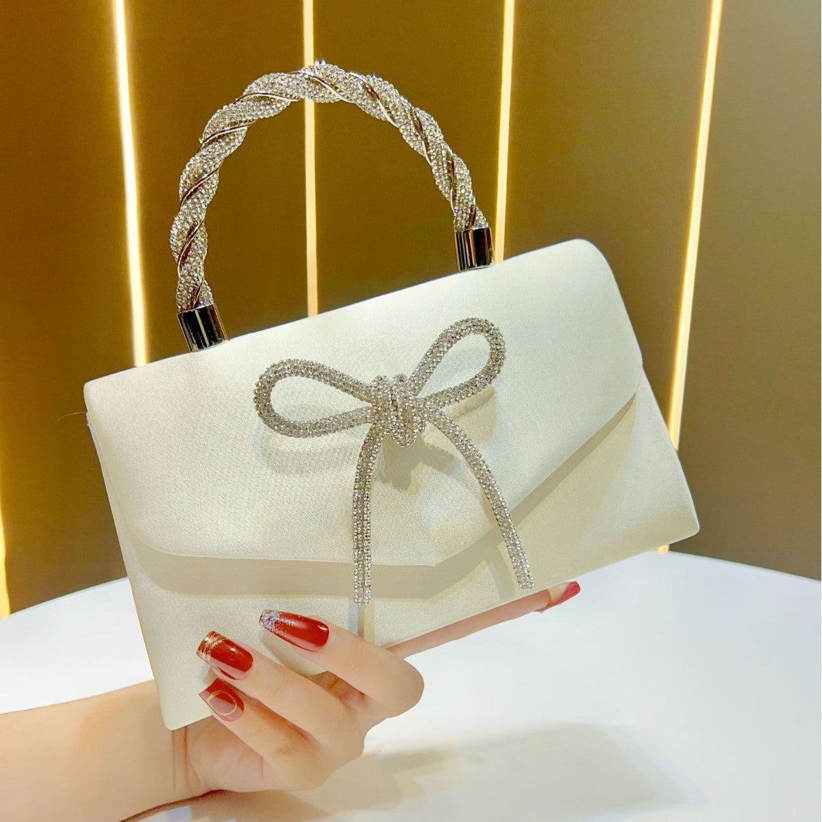 Elegante Satin Clutch