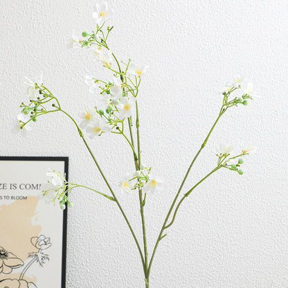 Künstlicher Blütenzweig mit zarten blauen Blumen und grünen Beeren Brehn