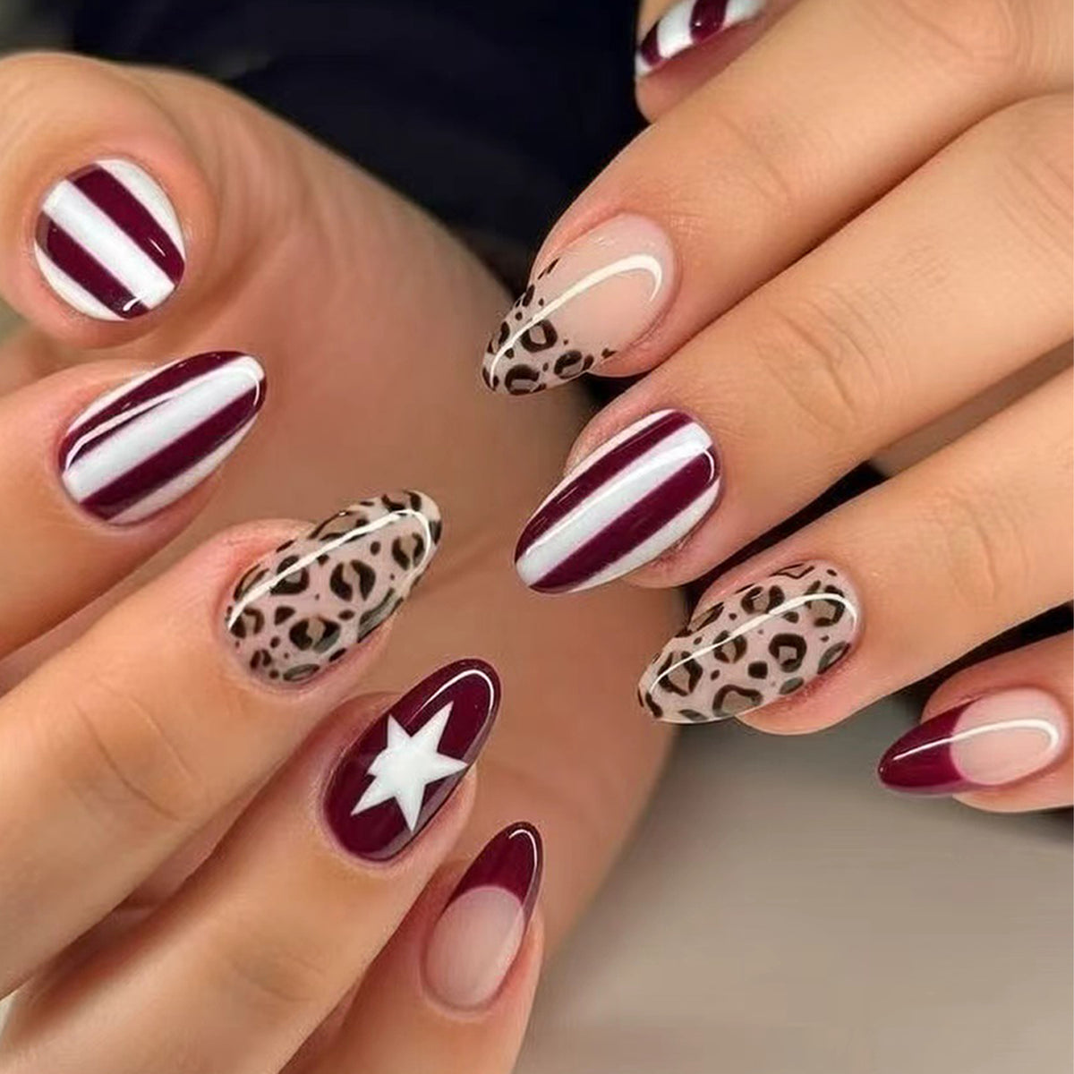 Kunstvolle Stiletto-Nägel mit Leopardenmuster und eleganter Glitzerverzierung Brehn